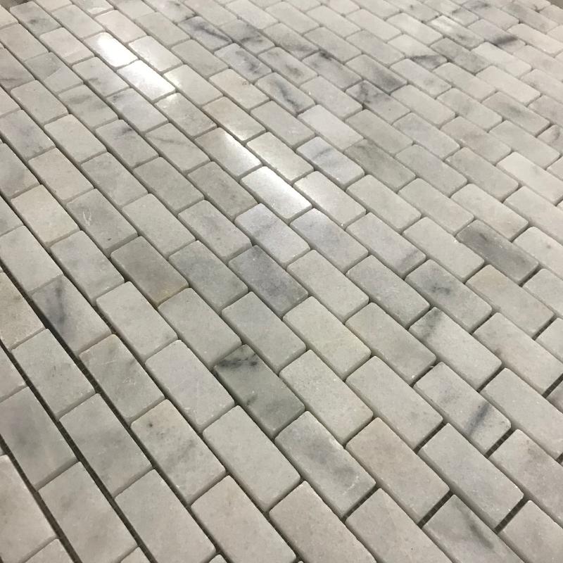 Tuqco Doğal Taş Fileli 2,3 x 4,8 cm Brick Carrara Cilalı Mermer Mozaik Banyo Mutfak Tezgah Arası Duvar Kaplama Döşeme Paneli